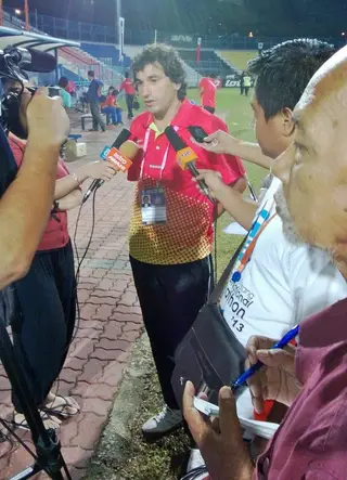 O treinador português durante uma entrevista na Malásia