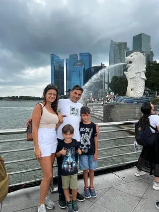 Eduardo com a familia em Singapura