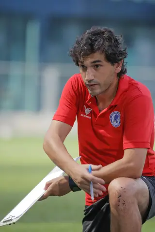 Em 2015, Eduardo Almeda foi treinar o Lane Xang Intra, do Laos