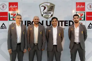 Eduardo Almeida (2.º à direita) com a sua equipa técnica do Ubon UMT, da Tailândia