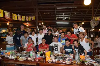O técnico português ao centro (de camisola preta) num jantar com a sua equipa do Laos 