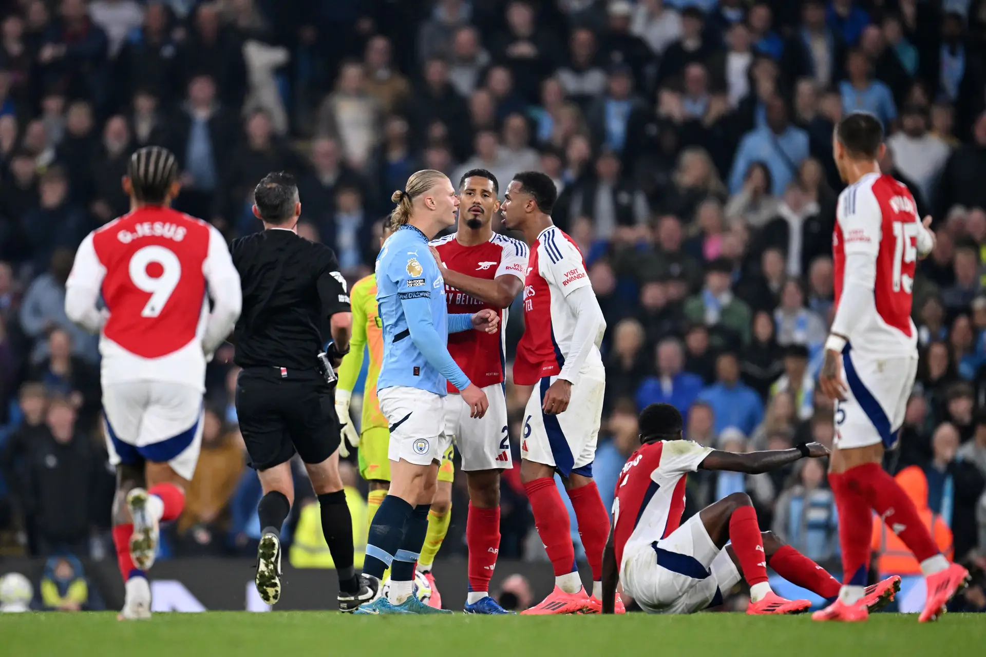 Tudo aconteceu no City-Arsenal, o jogo dos 110 minutos com vermelhos, reviravoltas e a magia negra das bolas paradas