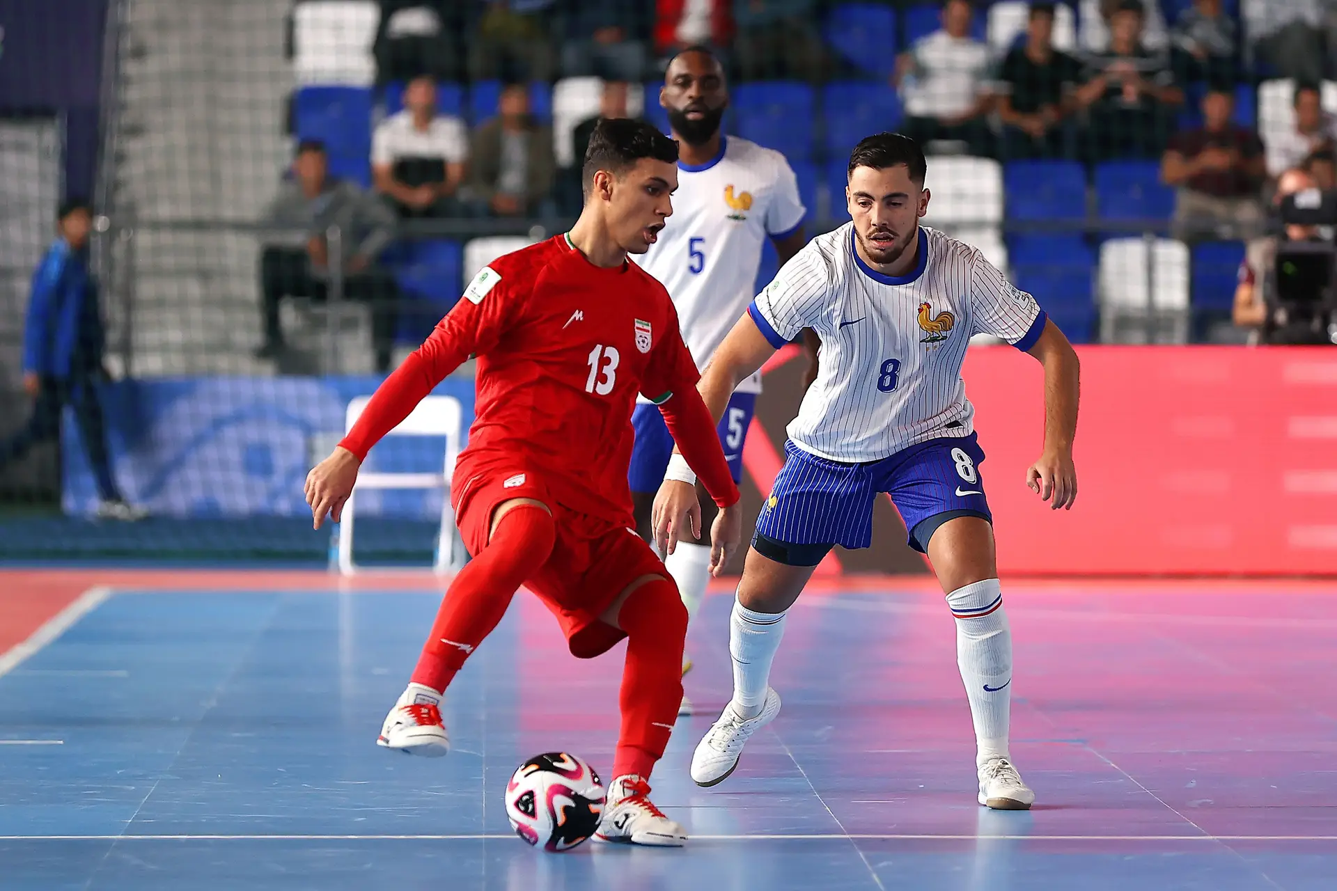 Depois de França e Irão jogarem vieram as suspeitas de match-fixing no Mundial de futsal: “Somos o que merecemos e cheira a 💩💩💩”