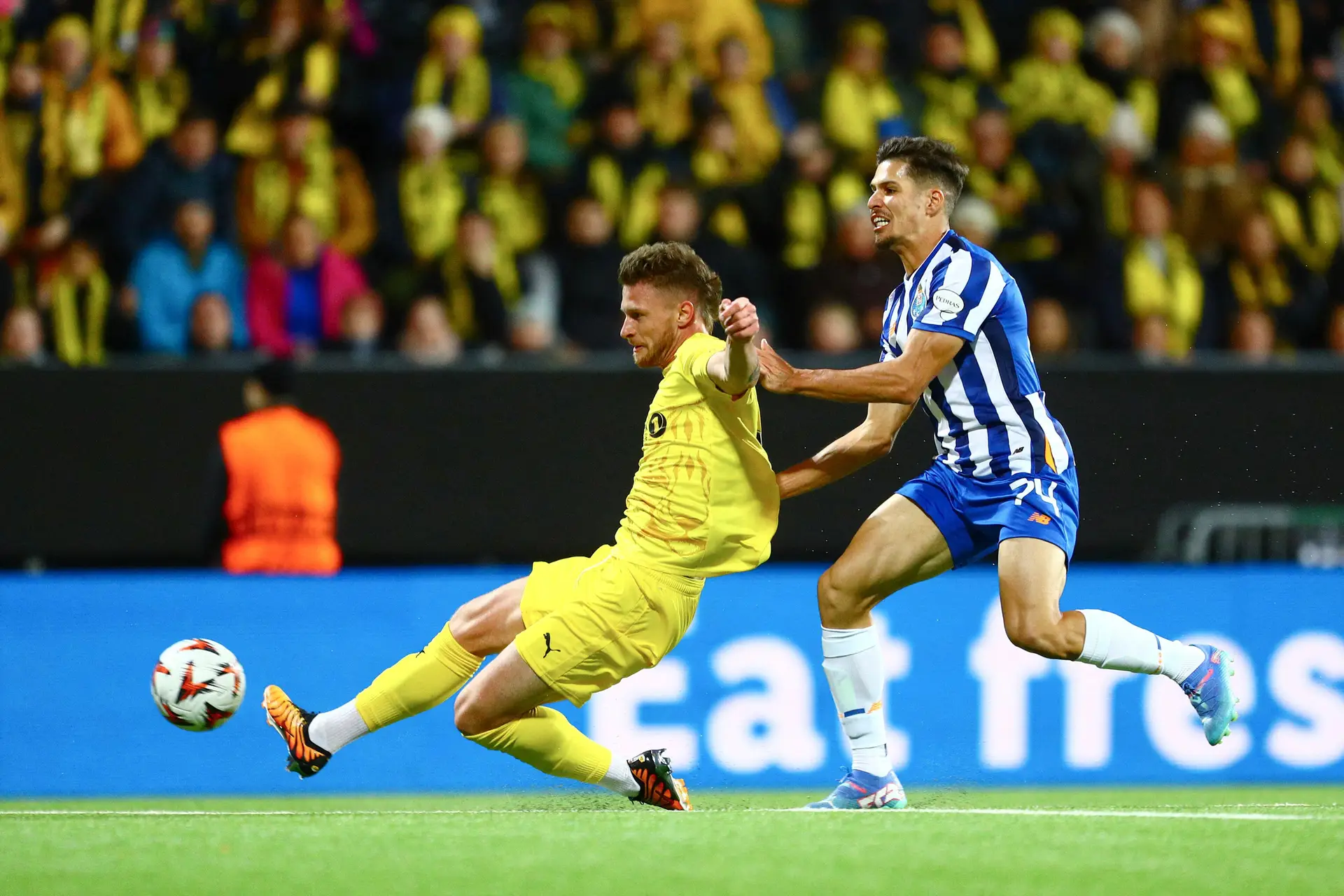 Vítor Bruno foi apanhado de calções na mão na estreia europeia do FC Porto