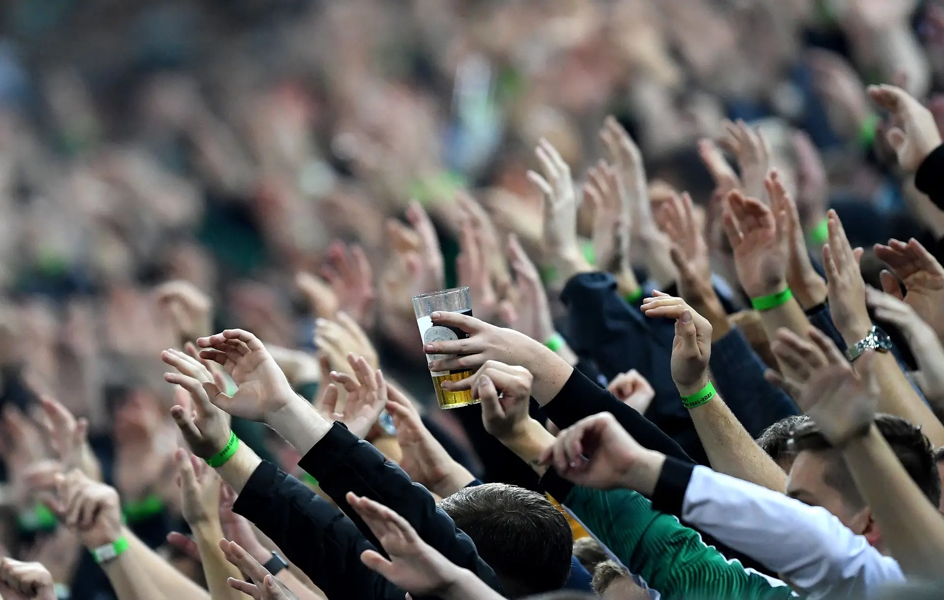 A venda e consumo de álcool em recintos desportivos à generalidade dos adeptos é proibida, em Portugal, desde 1980