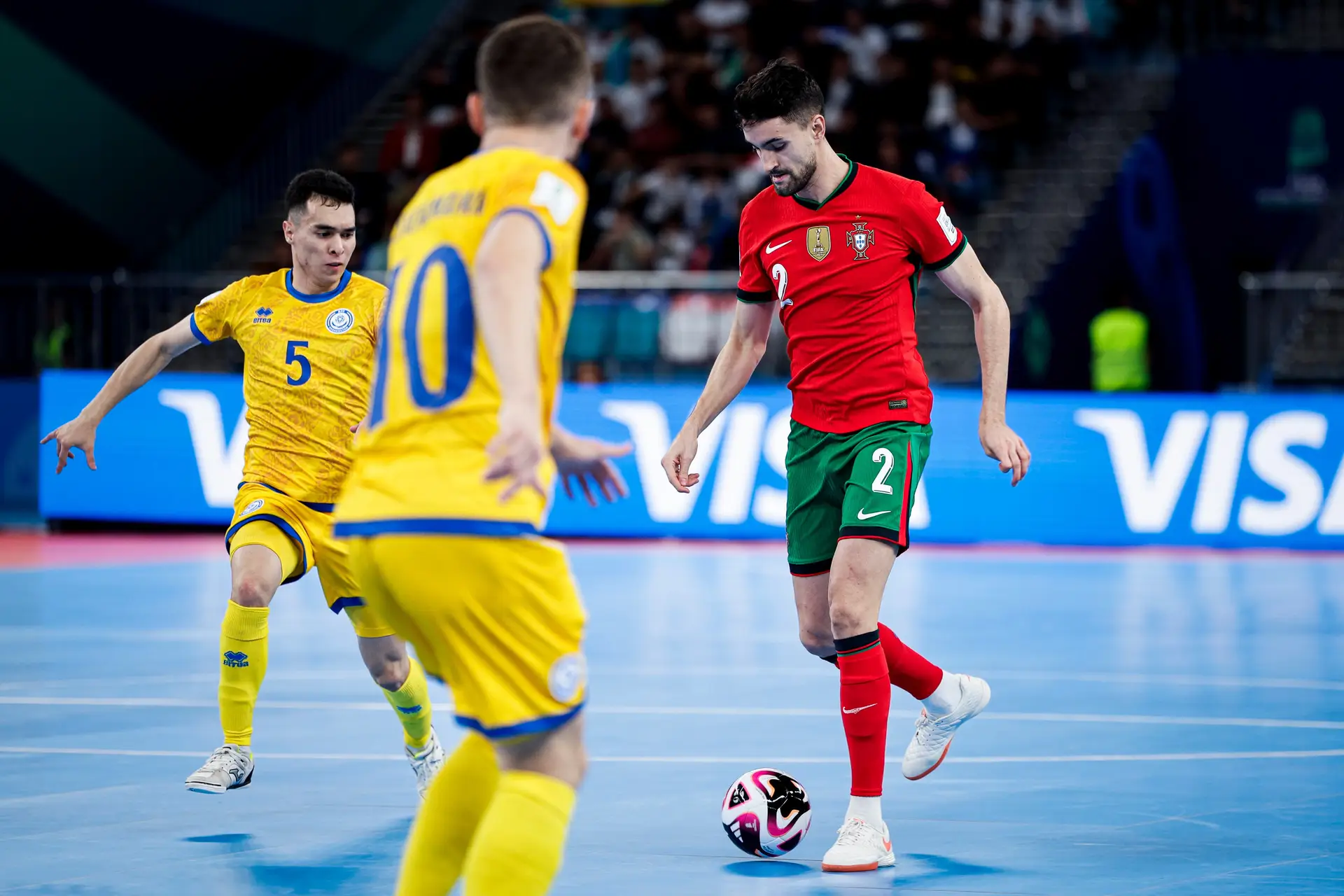 A 14 segundos do fim, o Cazaquistão tirou do Mundial de futsal a catrefada de remates de Portugal