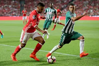 O avançado (à direita) em ação pelo V. Setúbal