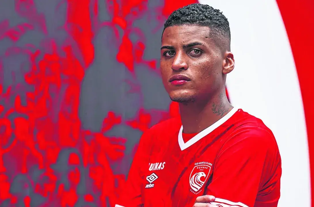 O raro caso do jogador do Santa Clara que interrompeu a carreira no futebol, aos 21 anos, para “cuidar da saúde mental”