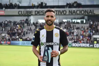 O avançado (na foto com o troféu de homem do jogo) esteve emprestado ao Nacional da Madeira em 2022/23