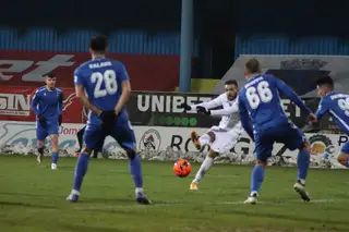 Zé Manuel (a chutar a bola) em ação pelo Gaz Metan