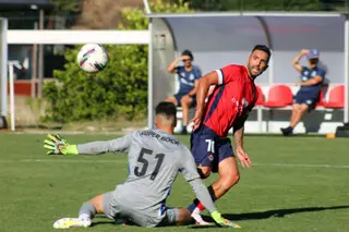 O avançado a fazer um dos três golos que marcou no jogo de apresentação frente a FC Porto B, que a UD Oliveirense venceu por 3-1