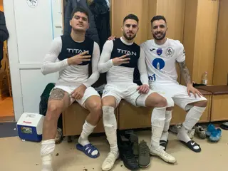 Yuri Matias, Ricardo Valente e Zé Manuel no balneário do Gaz Metan, da Roménia
