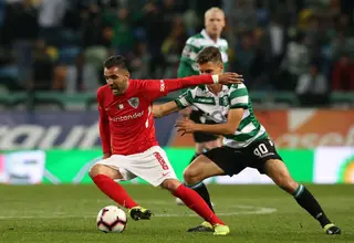 O avançado (à esquerda) tenta fugir de Miguel Luís do Sporting, num jogo da Liga, em 2019