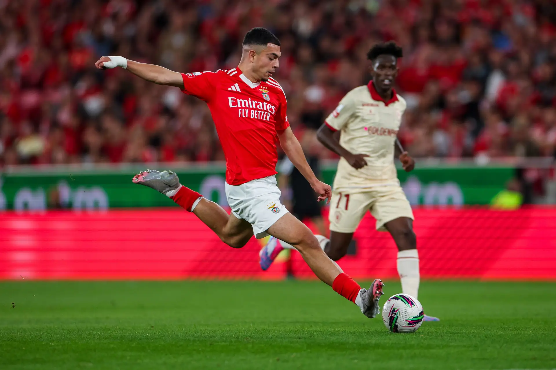 Sem tratar pelo nome, há um jogador do Benfica que tem uma relação séria com o golo