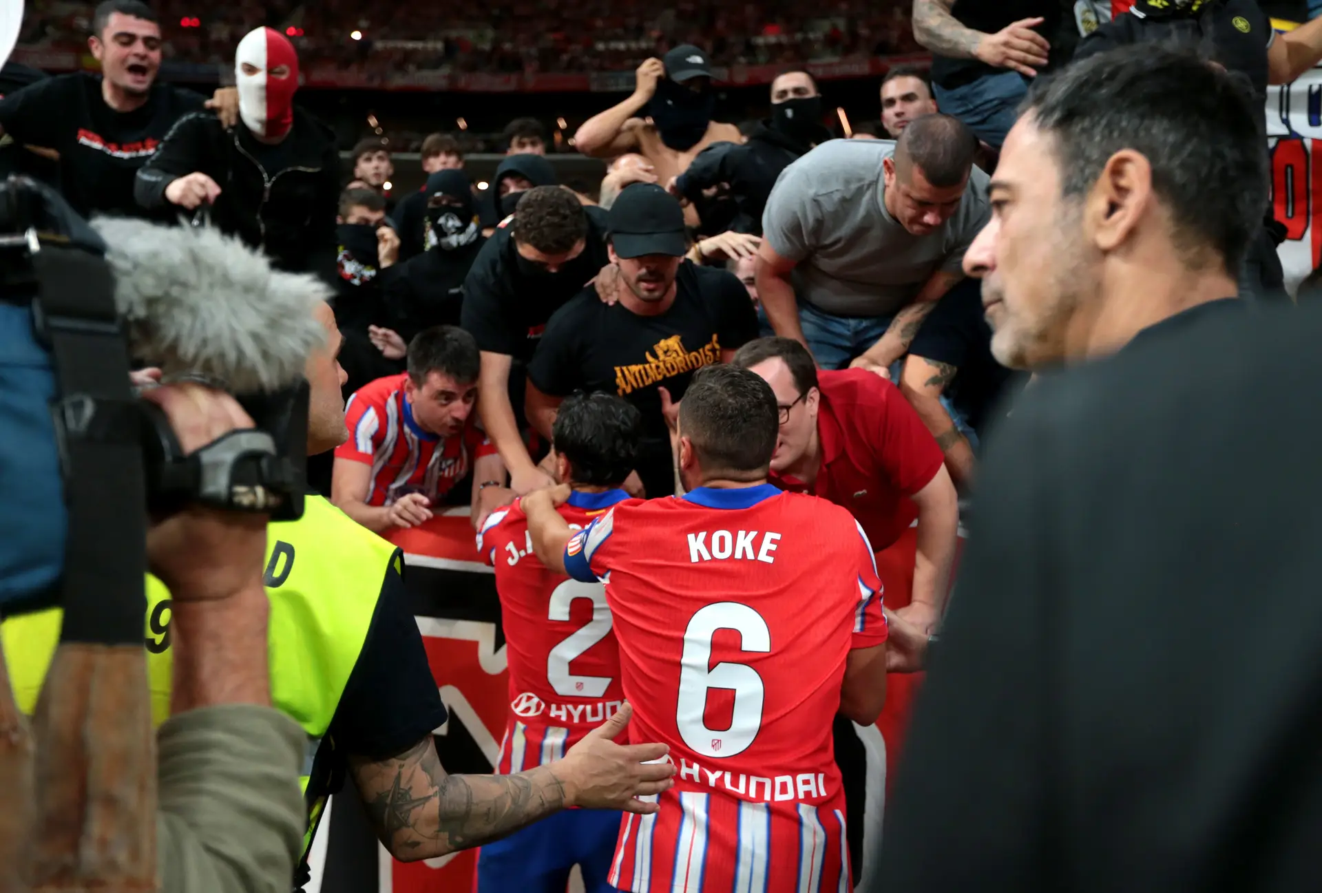 Um “Vietname”, “ridículo”, “caos”: o “dérbi da vergonha” entre Atlético e Real voltou a colocar o foco nas bancadas do futebol espanhol