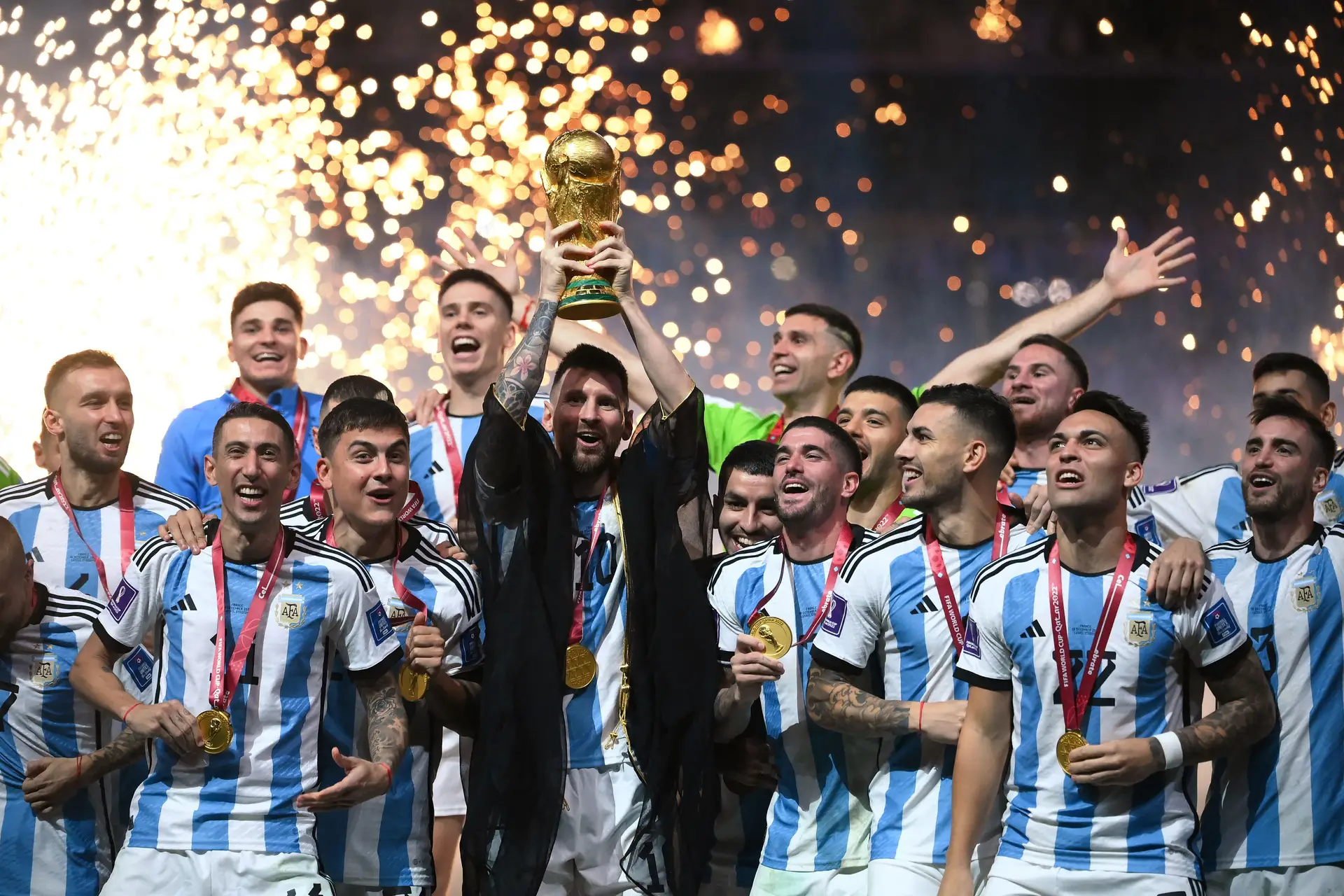 Lionel Messi a levantar o troféu do último Mundial de futebol, realizado no Catar, vestindo um bisht, traje tradicional do país.
