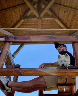 Luís com a sua cadela Lexi, uma Westie