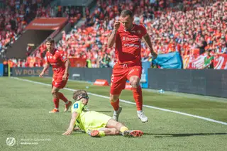 O defesa português (à direita) em mais um jogo pelo Widzew Lodz