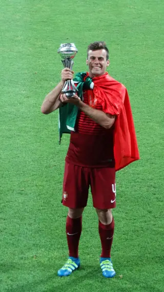 Com a taça de campeão da Europa de sub-17, em Baku, no Azerbaijão
