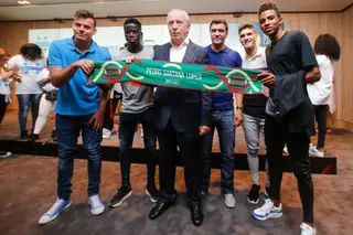 Luis (à esquerda) na cerimónia de homenagem no Estádio da Luz, quado a seleção de Sub 17 regressou a Portugal após o título europeu