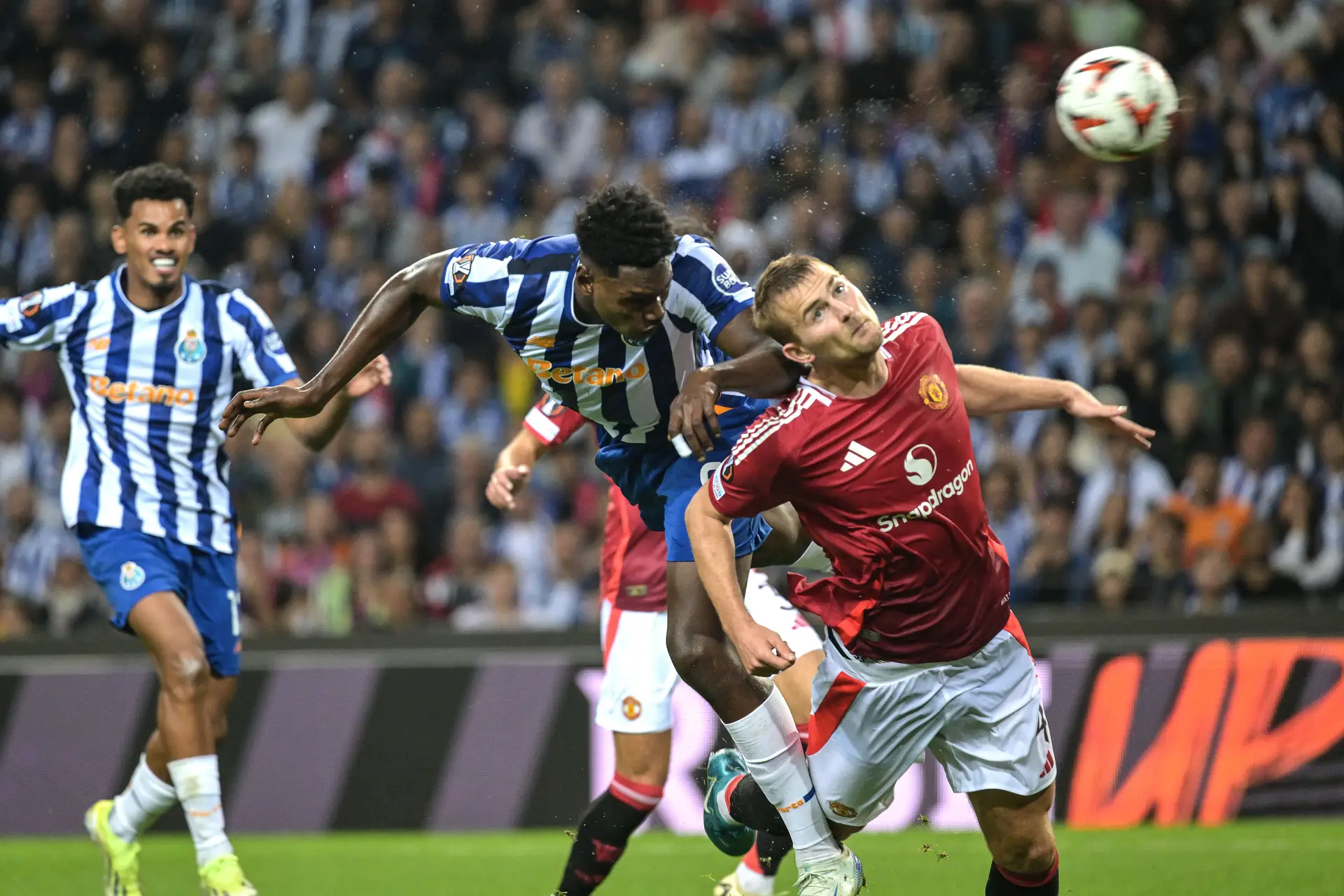 A montanha-russa do Manchester United anula o sorriso do terramoto Samu e empata o FC Porto