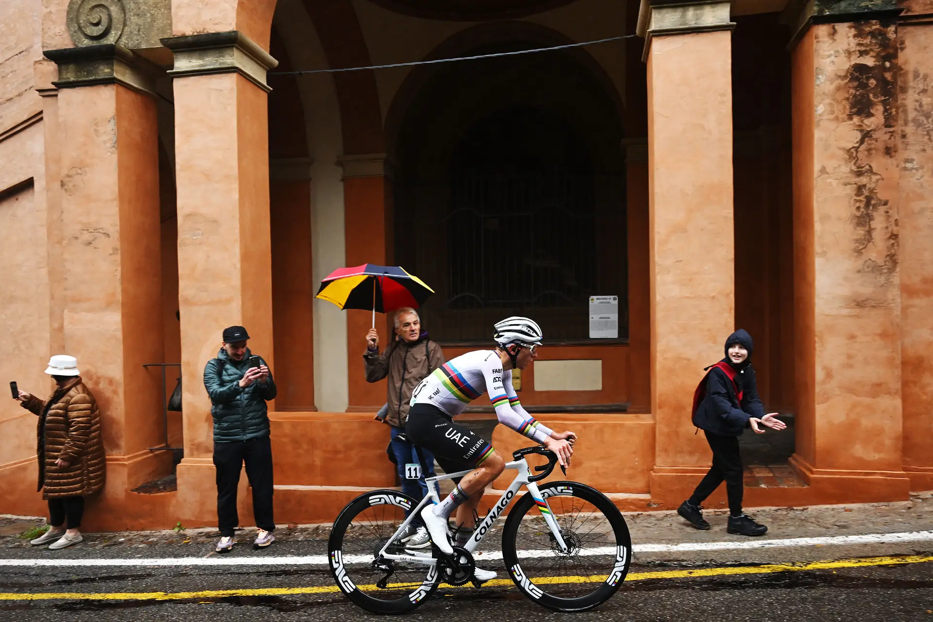 Em dia de chuva, apareceu o arco-íris: vestido à campeão do mundo, Tadej Pogacar vence o Giro dell'Emilia