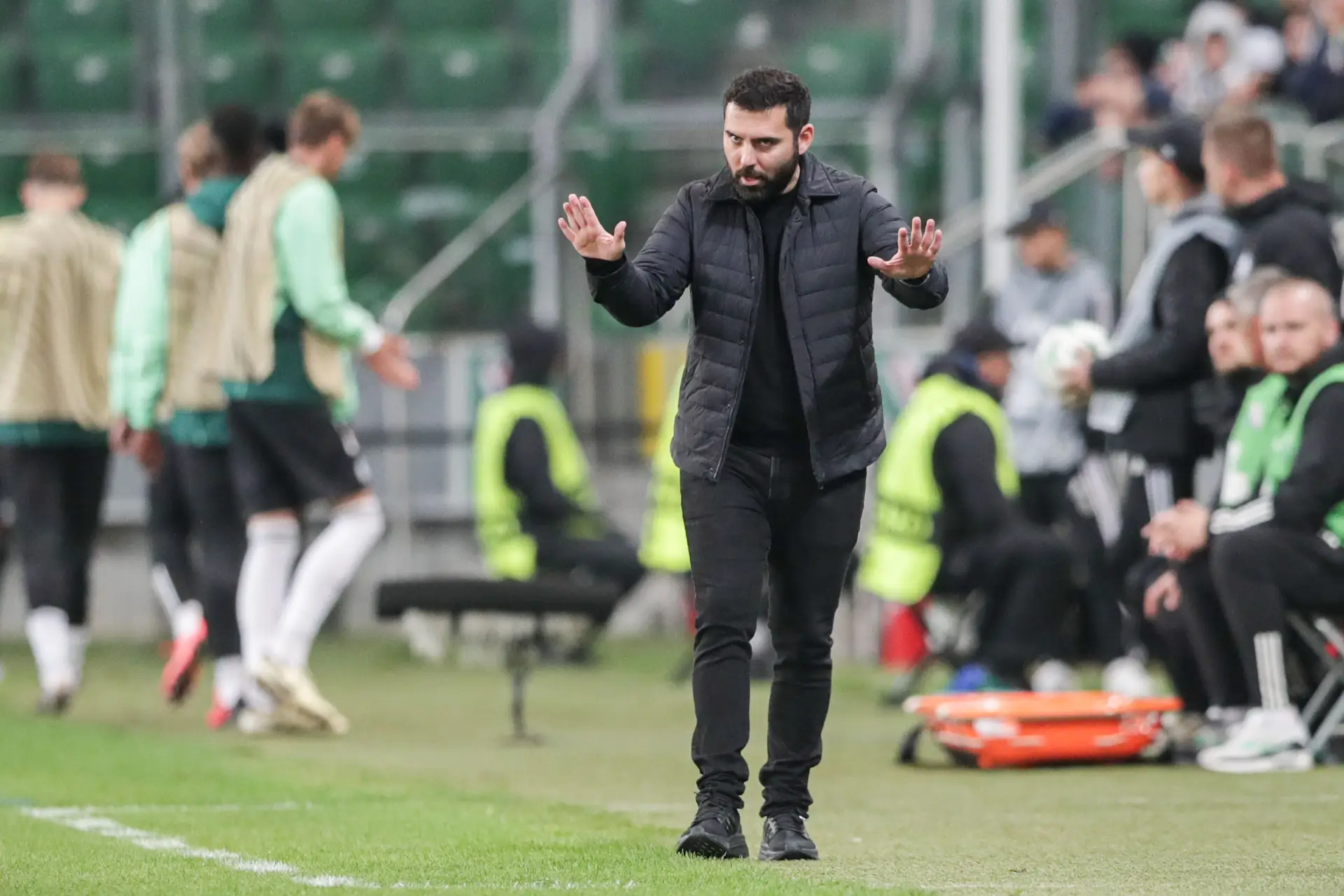 Treinador português Gonçalo Feio arrisca “sentença de até três anos de prisão” por alegada agressão