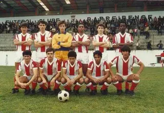 João Mota (1.º em baixo à direita) começou por jogar no Barreirense