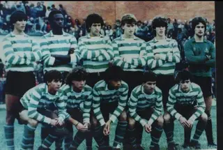 O central (1.º atrás à esquerda) com a equipa de juniores do Sporting
