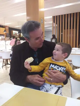 O treinador com um dos oito netos