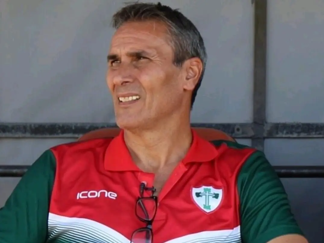 “Aos 11 anos fui trabalhar numa fábrica. Quando comecei a ganhar dinheiro no futebol, deslumbrei-me e passei ao lado de uma grande carreira”