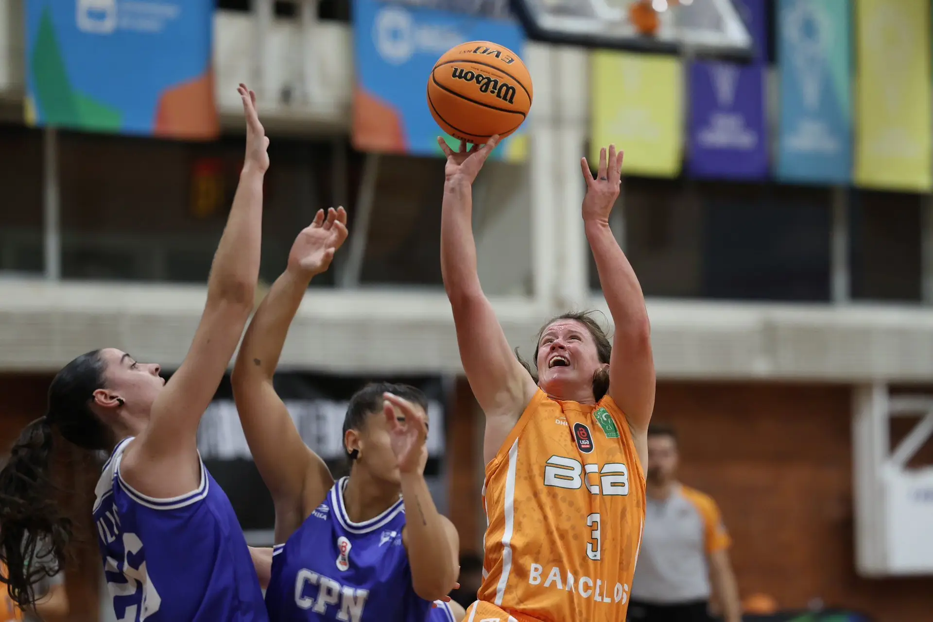 Pela verdade desportiva, a federação de basquetebol concordou em adiar o início da liga masculina. As mulheres jogaram a todo o custo