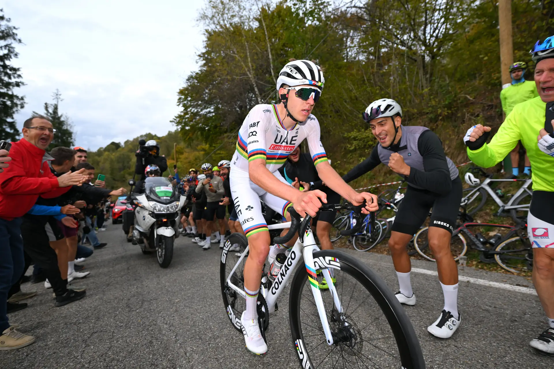 Pogačar não pedala, ele voa. E, voando, venceu a Lombardia e fechou a melhor temporada da história do ciclismo moderno