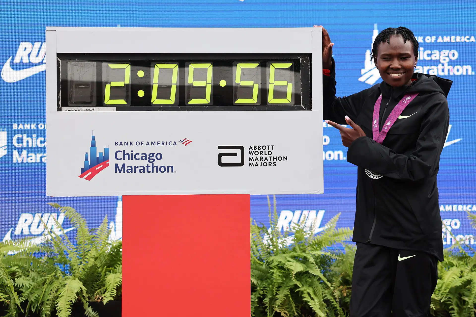 Ruth Chepngetich, a primeira mulher a baixar das duas horas e 10 minutos, bate o recorde do mundo da maratona em Chicago