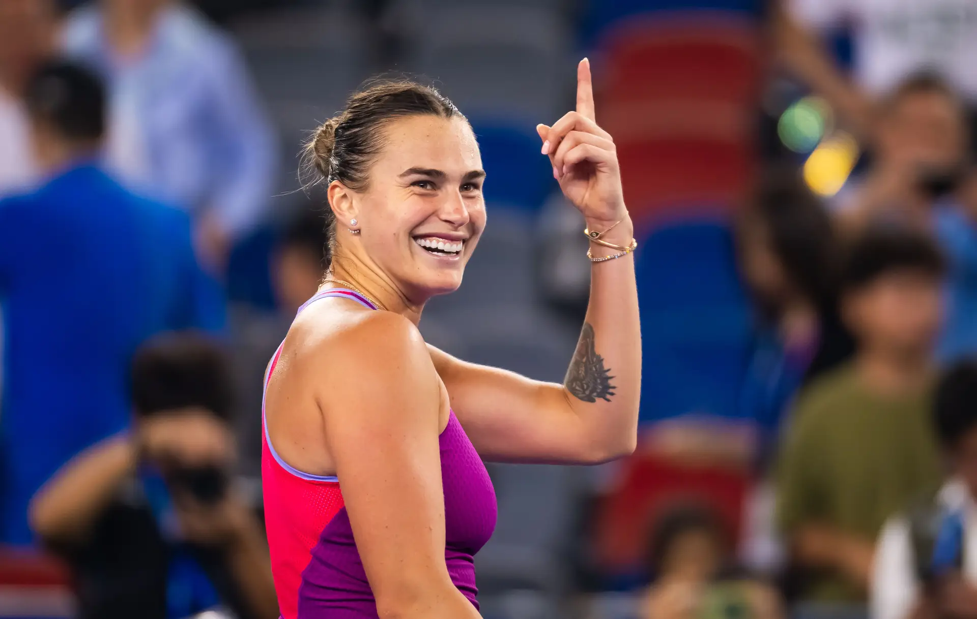 O fogo de artifício de Sabalenka silencia Wuhan