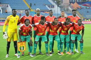 O defesa esquerdo (1º à direita em baixo) optou por representar a seleção da Guiné Bissau