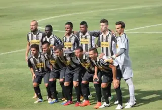 O defesa esquerdo (2º atrás à esquerda) assinou pelo Portimonense em 2014/15