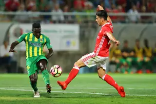 Em ação pelo CD Tondela, aqui com Pizzi do Benfica