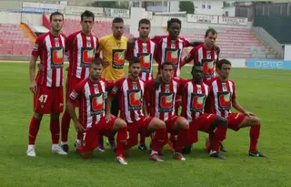 Em 2011/12, Mamadu Candé (2.º em baixo à direita) assinou pelo CD Aves