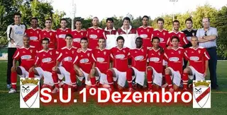 O defesa esquerdo (4º em baixo à direita) fez toda a formação no 1º Dezembro