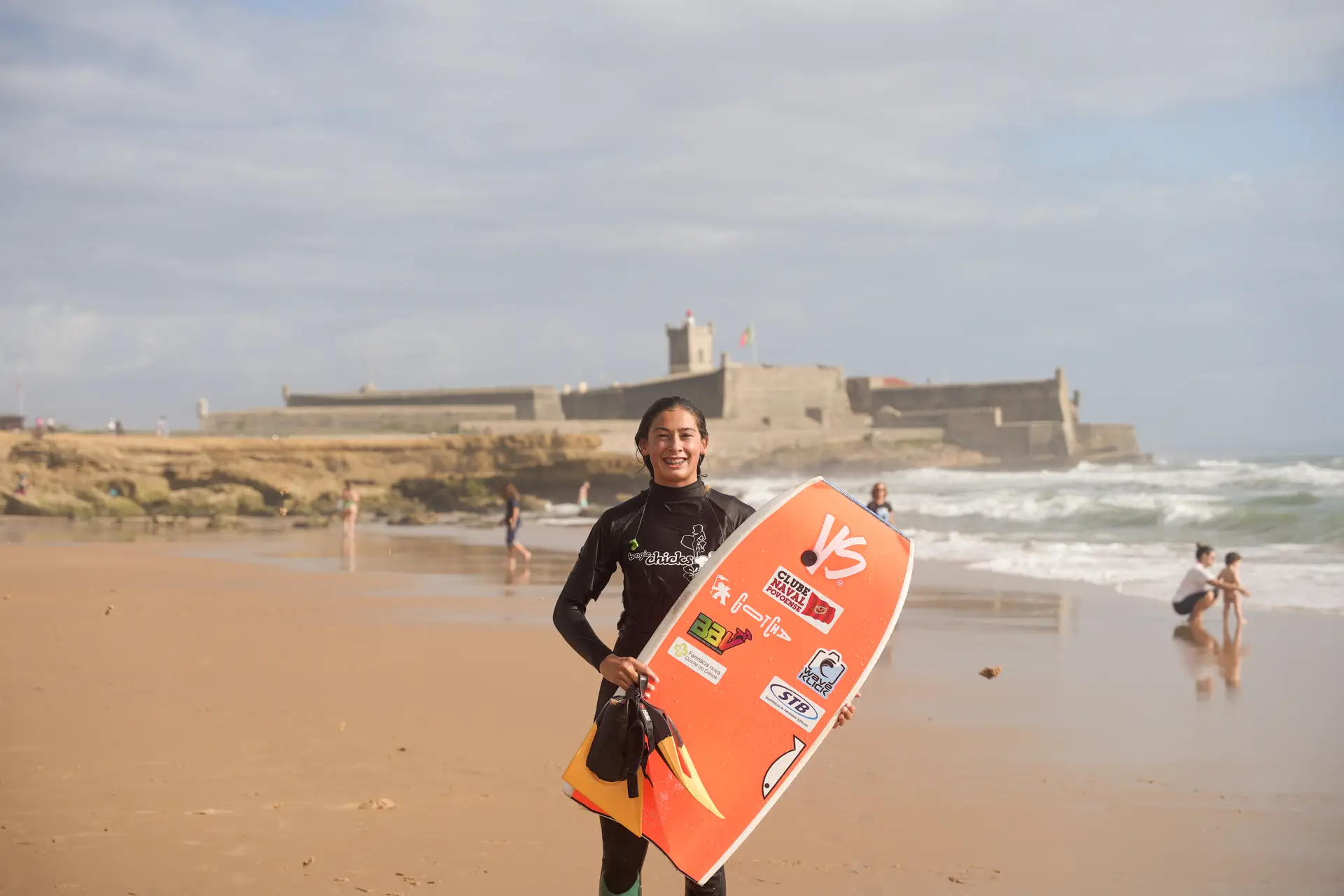 As ondas que se cuidem, Luana Dourado e os seus 15 anos de Vila do Conde já lá andam a ganhar a campeãs do bodyboard