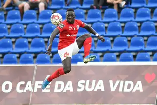 Em 2018/19, Mamadu Candé foi jogar para o Santa Clara, dos Açores