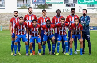 Mamadu (no centro em baixo) joga agora no Operário da Lagoa, dos Açores