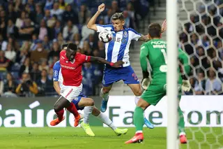 O defesa esquerdo (à esquerda) num lance de um jogo entre Santa Clara e FC Porto