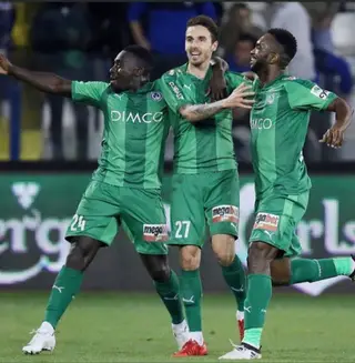 O defesa esquerdo português (à esquerda) a festejar um golo com colegas do Omonia