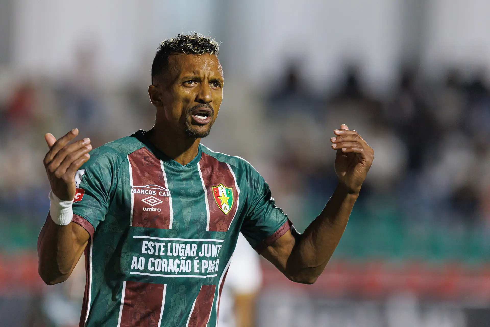 Adepto acusa Nani de lhe roubar camisola que pediu para autografar. Jogador confirma “recolha” para “verificação”