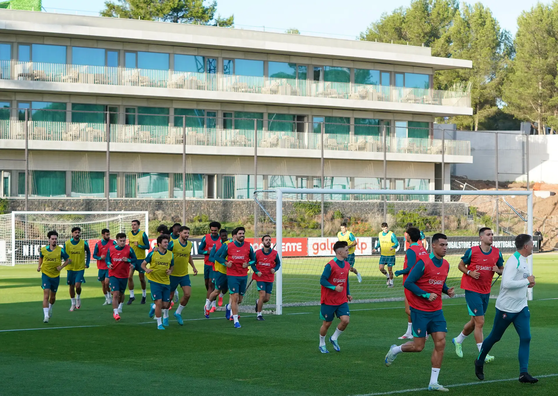 Vista de um treino da seleção nacional na Cidade do Futebol, em Oeiras, lugar da sede da Federação Portuguesa de Futebol.