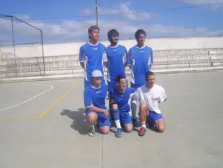 Gonçalo (atrás à esquerda) com um grupo de amigos da Carregueira