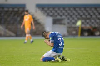 A celebrar sozinho a vitória do Belenenses sobre o FC Porto por 2-0, em 2018
