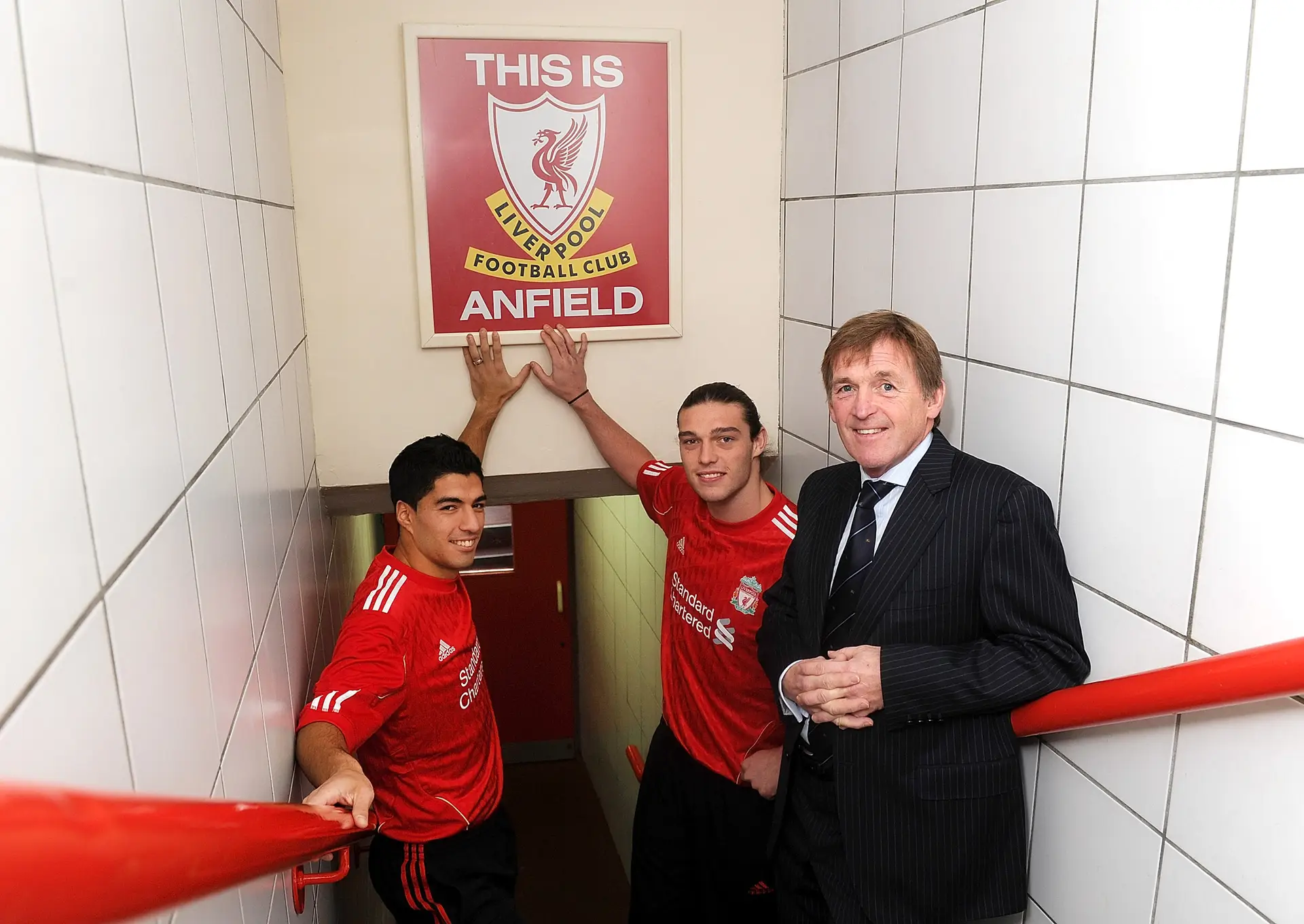 Em 2011, o avançado foi contratado pelo Liverpool na mesma janela de transferência de inverno em que Luis Suárez chegou ao clube.